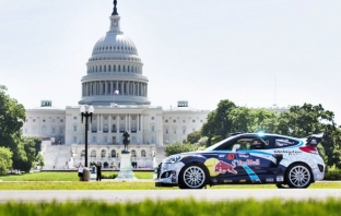 Автомобилно шоу с Рис Милън под прозорците на Белия дом