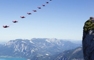 Епично летене с wingsuit над австрийските Алпи