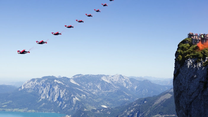 Епично летене с wingsuit над австрийските Алпи