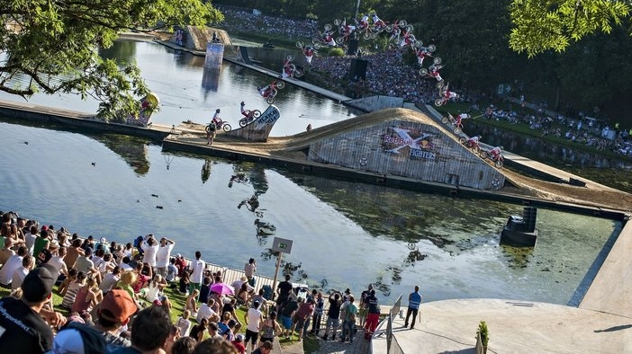 Откаченият Джош Шиън преборва гравитацията на Red Bull X-Fighters