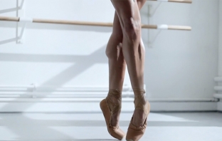 Балерината Мисти Коупланд зашеметява с физика и грациозност в реклама на Under Armour