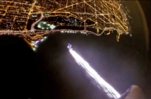 Комети или НЛО? Red Bull Air Force озариха нощното небе на Чикаго