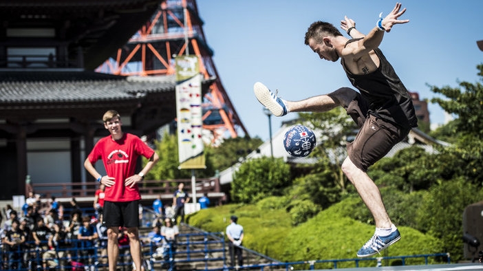 Red Bull Street Style чака своя нов цар на триковете с футболната топка