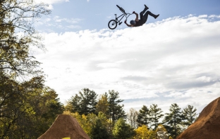 Как Red Bull Dreamline се превърна в рай за байк скокове Как Red Bull Dreamline се превърна в рай за байк скокове