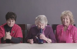Жени над 60-те се напушват за първи път в Grandmas Smoking Weed for the First Time