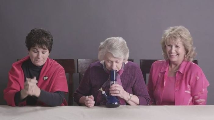 Жени над 60-те се напушват за първи път в Grandmas Smoking Weed for the First Time