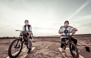  Свръхестествени сили, щури BMX трикове и спец ефекти в The Bike Brothers
