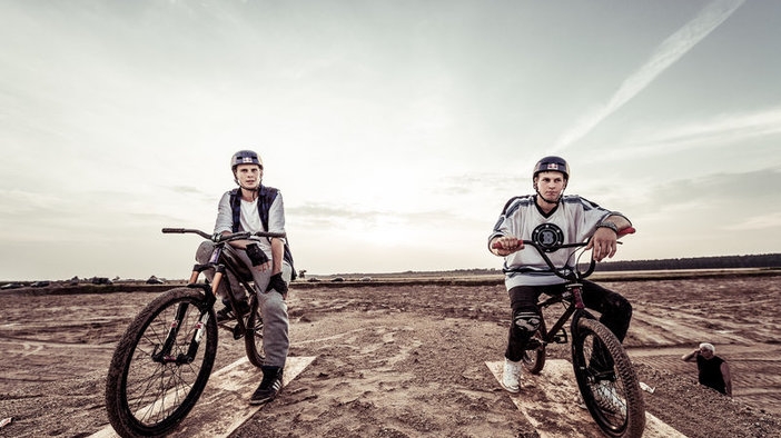  Свръхестествени сили, щури BMX трикове и спец ефекти в The Bike Brothers