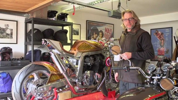 В гаража с мотоциклети на Хенри Коул