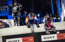 Red Bull Crashed Ice 2015 с шеметно начало на леда в Сейнт Пол