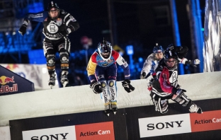 Red Bull Crashed Ice 2015 с шеметно начало на леда в Сейнт Пол