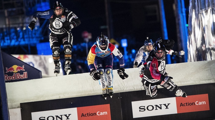 Red Bull Crashed Ice 2015 с шеметно начало на леда в Сейнт Пол