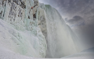 Невероятното изкачване по ледовете на Ниагарския водопад