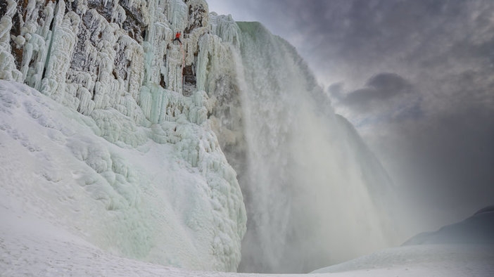 Невероятното изкачване по ледовете на Ниагарския водопад