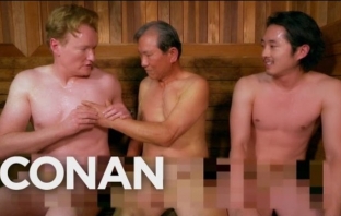 Конан О'Брайън агонизира чисто гол в корейски спа център