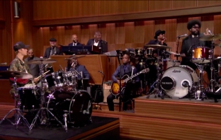 Джъстин Бийбър се изправи срещу барабаниста на The Roots в drum-off! Джъстин Бийбър се изправи срещу барабаниста на The Roots в drum-off!