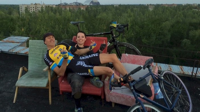 Лукас Брюнел се надсмива на страха с екстремна велообиколка в Чернобил