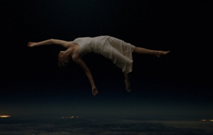 Най-добрите актьори на 2015 година преодоляват гравитацията в Take Flight 