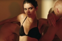 Кендъл Дженър в гореща схватка с двама мъжe в реклама за Calvin Klein