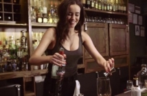 Моделът Сара Стивънс приготвя перфектния коктейл за вас (Видео)