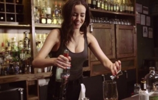 Моделът Сара Стивънс приготвя перфектния коктейл за вас (Видео)