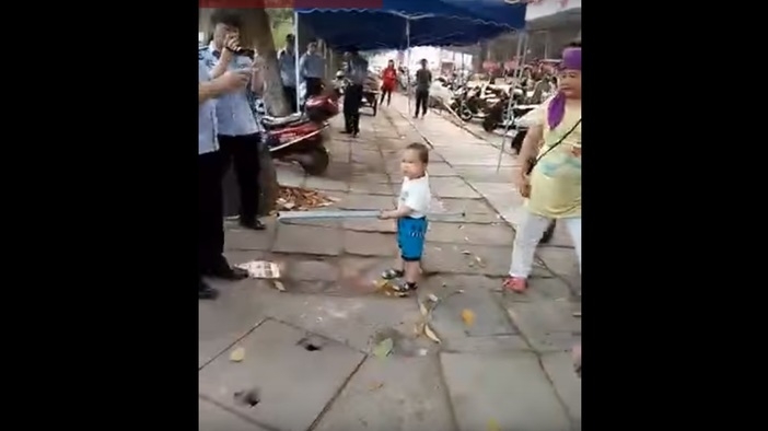 Хлапе изпадна в люта ярост, опитвайки се да защити баба си