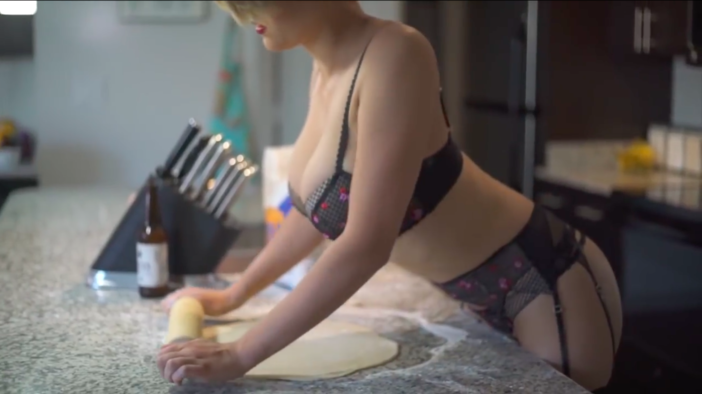 Playboy модел прави най-сексапилната пица, която сте виждали (Видео)