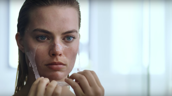 Марго Роби е австралийска психарка в изключително видео за Vogue