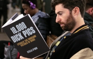 Комик се превърна в сензация докато чете фалшиви книги в метрото