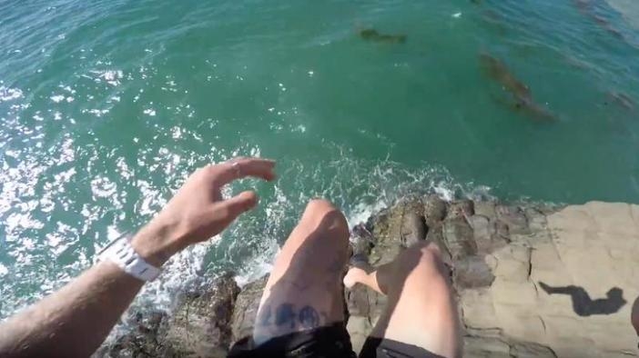 Любител на екстремното на косъм от смъртта след скок във вода (Видео)