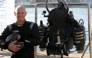 Срещу гравитацията: Мъж стана Iron Man в истинския живот с революционен jetpack екип Срещу гравитацията: Мъж стана Iron Man в истинския живот с революционен jetpack екип