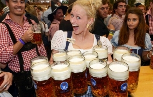 Октоберфест: Невероятни бармани пълнят стотици халби с бира за секунди
