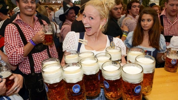 Октоберфест: Невероятни бармани пълнят стотици халби с бира за секунди