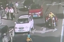 Малко дете от Китай оцеля по чудо на огромен булевард в час пик (Видео)