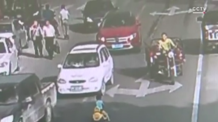 Малко дете от Китай оцеля по чудо на огромен булевард в час пик (Видео)