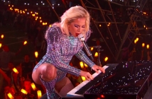 Lady Gaga заби колежките си в земята с уникално изпълнение на Super Bowl 2017 (Видео)