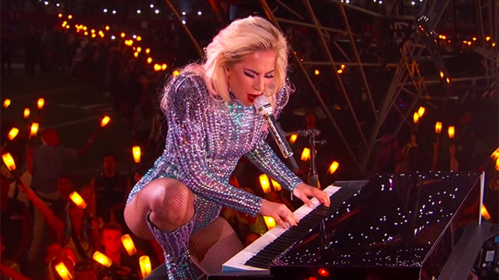 Lady Gaga заби колежките си в земята с уникално изпълнение на Super Bowl 2017 (Видео)