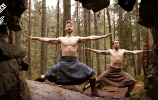 Тези шотландци в килт ще разтуптят сърцето ви с йога умения