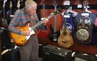 81-годишен китарист слага младоците в малкия си джоб