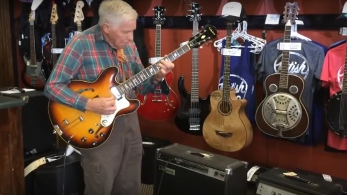 81-годишен китарист слага младоците в малкия си джоб