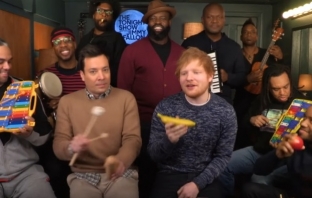 Ед Шийрън и Джими Фалън забиха Shape of You с ученически инструменти Ед Шийрън и Джими Фалън забиха Shape of You с ученически инструменти