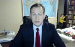 Децата на експерт от BBC нахълтаха в офиса му по време на интервю (Видео)