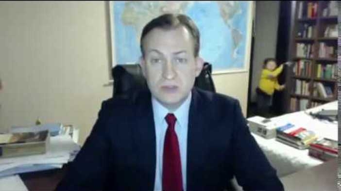Децата на експерт от BBC нахълтаха в офиса му по време на интервю (Видео)