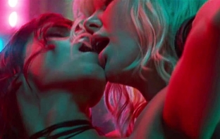 Секс, убийства и Чарлийз Терон като Джеймс Бонд в Atomic Blonde (Трейлър) Секс, убийства и Чарлийз Терон като Джеймс Бонд в Atomic Blonde (Трейлър)