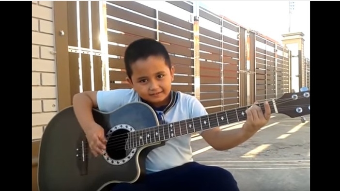 Дете впечатли с акустична версия на Nothing Else Matters на Metallica