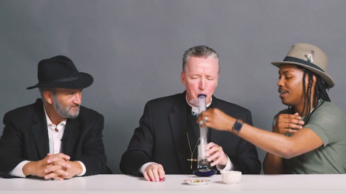 Отец, равин и атеист седнаха да изпушат джойнт заедно и разговорът е фантастичен