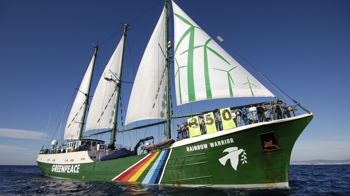 Световноизвестният ветроходен кораб "Rainbow Warrior" в Бургас