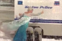 Мъж, облечен като Елза от "Замръзналото кралство", избута полицейска кола от снега
