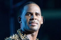 R. Kelly с обвинение, че е имал 14-годишна секс робиня