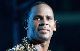 R. Kelly с обвинение, че е имал 14-годишна секс робиня